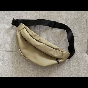 EVERLANE The ReNew Transit bag in Green